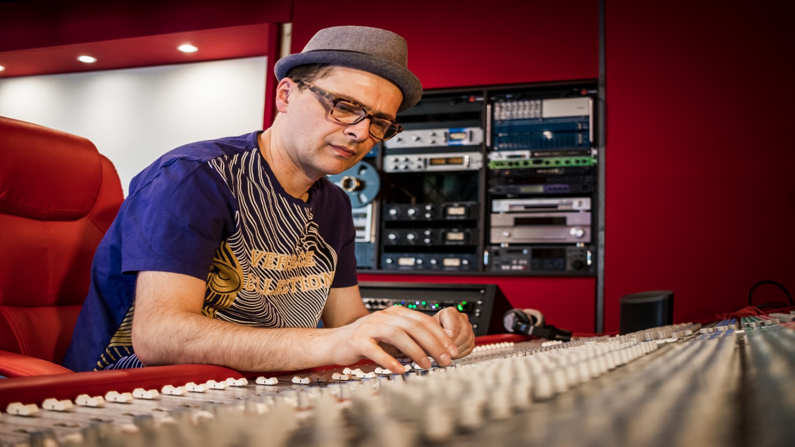 Marc Mozart im Studio zwischen Mischpult, Musikproduktion und KI-Musik-Debatte