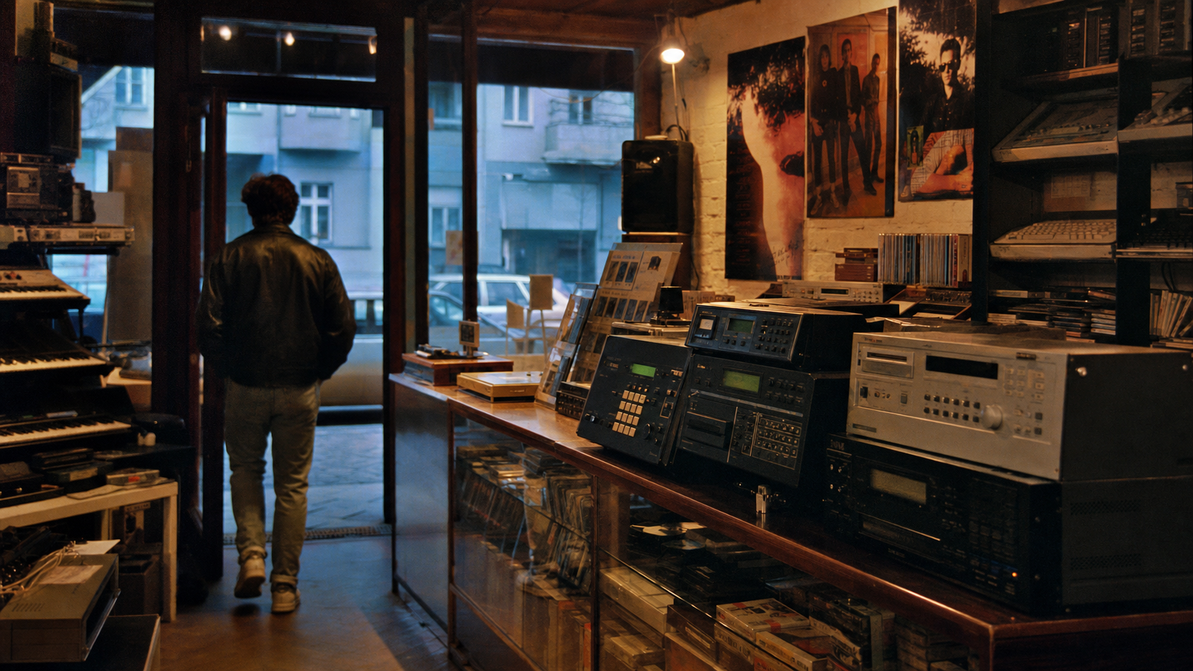West-Berliner Musikladen der späten 80er mit Samplern und Synthesizern in Wilmersdorf-Atmosphäre